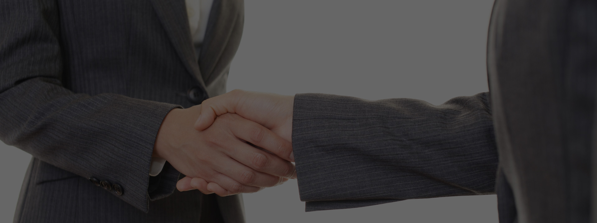 採用情報ページメインビジュアル 握手写真